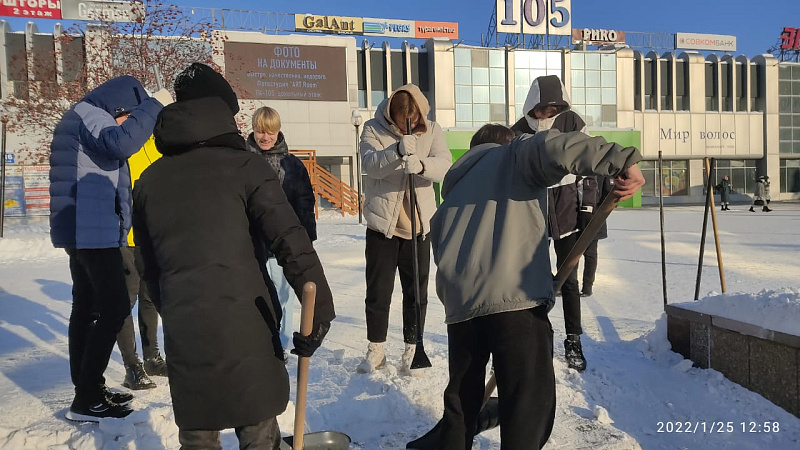 Чаллы студентлары урам җыештыручыларга кар көрәргә булыша