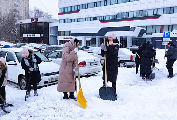 Студенты помогают очистить город от снега