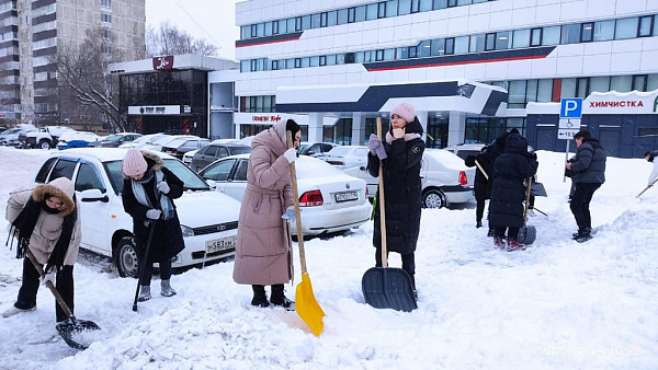 Студенты помогают очистить город от снега