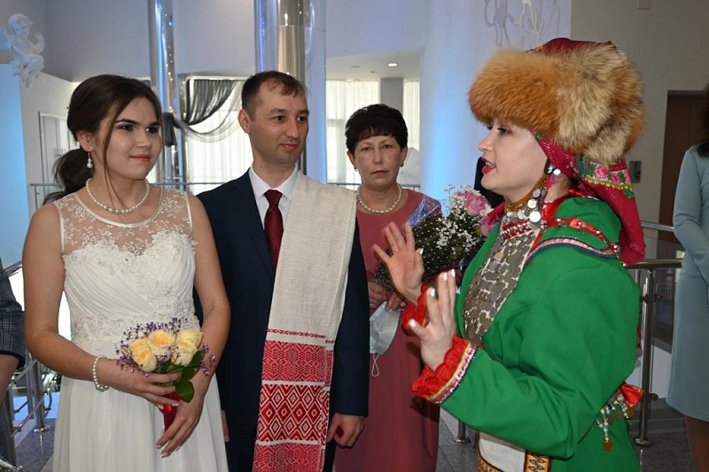 В Набережных Челнах молодожены зарегистрировали брак по традициям марийского народа