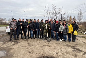 В Набережных Челнах продолжается высадка деревьев