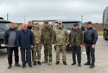 Наиль Магдеев лично передал груз военнослужащим