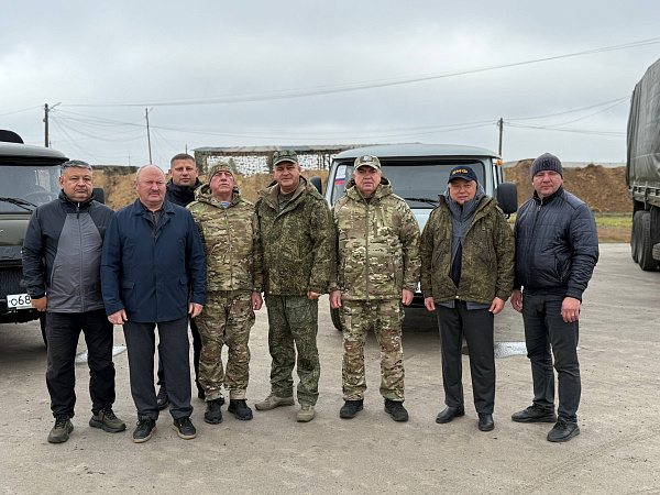 Наиль Магдеев лично передал груз военнослужащим