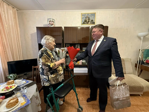 В Набережных Челнах с 95-летним юбилеем поздравили ветерана Великой Отечественной войны