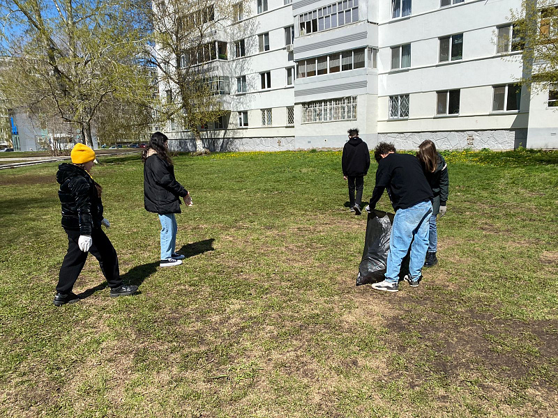 В ходе субботника сегодня челнинцы высадили около 100 деревьев