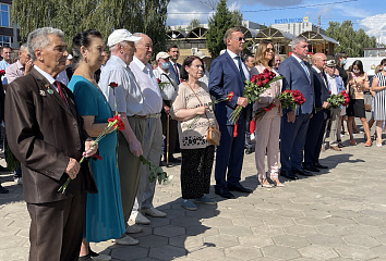 В Набережных Челнах возложили цветы к памятнику Евгения Батенчука