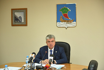 Наиль Магдеев поручил организовать трудоустройство челнинских школьников на каникулах