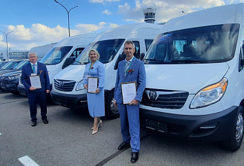 Рустам Минниханов вручил автомобили челнинским организациям