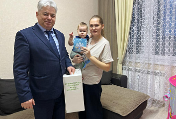 Семьям челнинских военнослужащих вручили продуктовые наборы