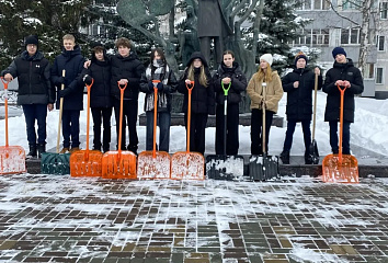 Школьники помогают очистить город от снега