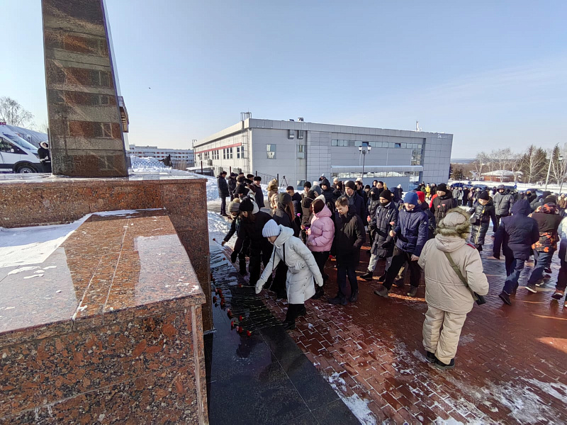 К обелиску павших воинов возложили цветы