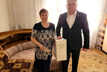 В Набережных Челнах вручают подарки в преддверии 8 Марта