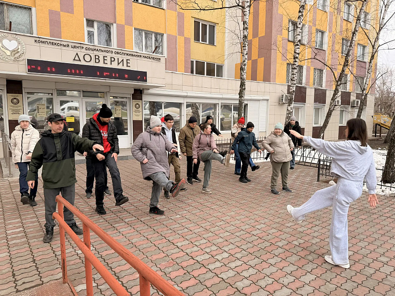 Подопечные центра «Доверие» встретили День здоровья массовой зарядкой