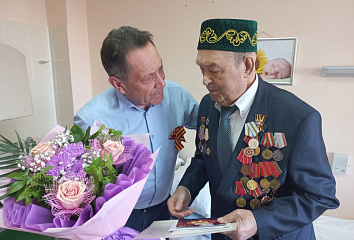 Бөек Ватан сугышы ветеранына бүләкләр тапшырдылар