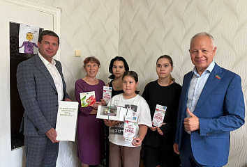 Республика көненә чаллы хәрбиләренең гаиләләренә бүләкләр тапшырылды