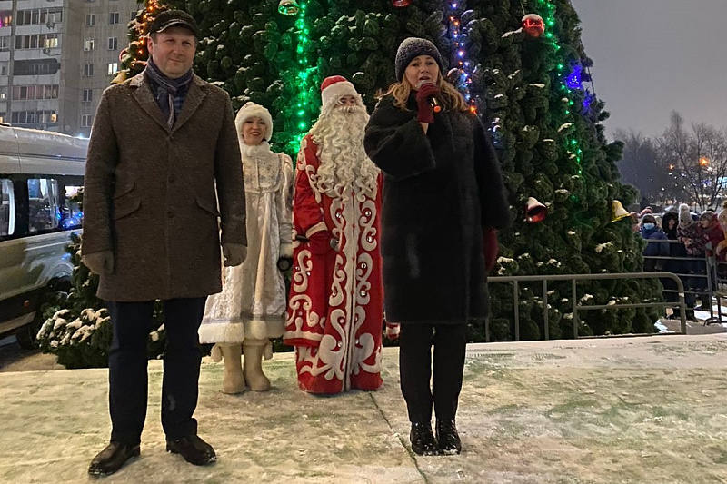 В микрорайоне "Бумажник" и на Шишкинском бульваре зажгли огни новогодней елки