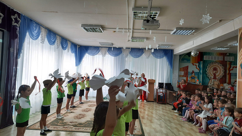 Балалар бакчасы тәрбияләнүчеләре һәлак булган балалар истәлегенә тасмалар бәйләделәр