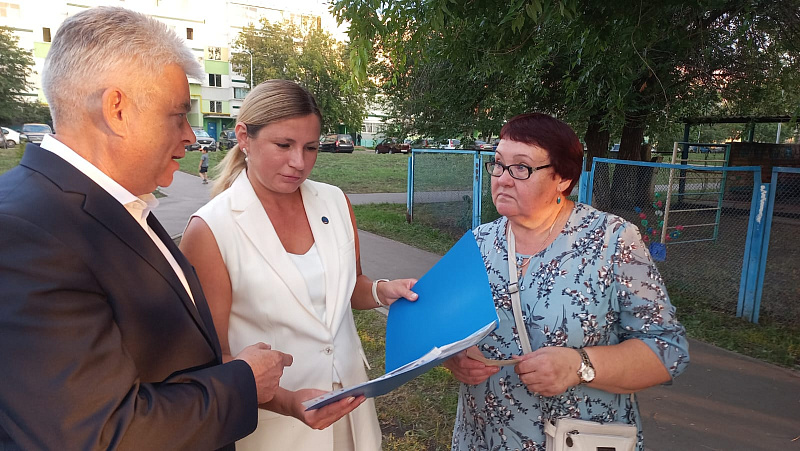 Председатель ТОС 50 комплекса вручила благодарственные письма жителям