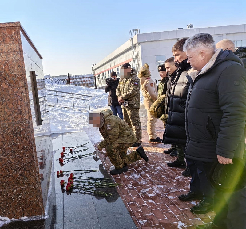 К обелиску павших воинов возложили цветы