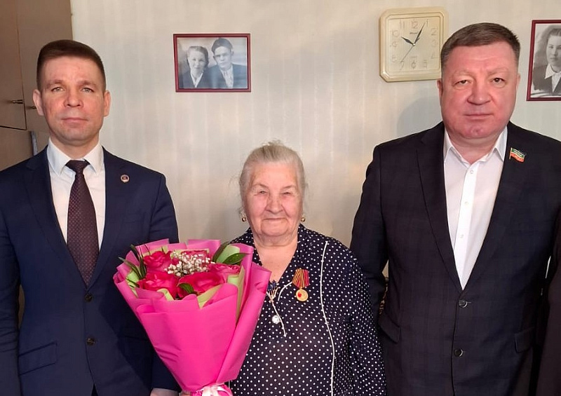 Марафон наград: медаль в честь 80-летия Победы вручили жительнице Комсомольского района