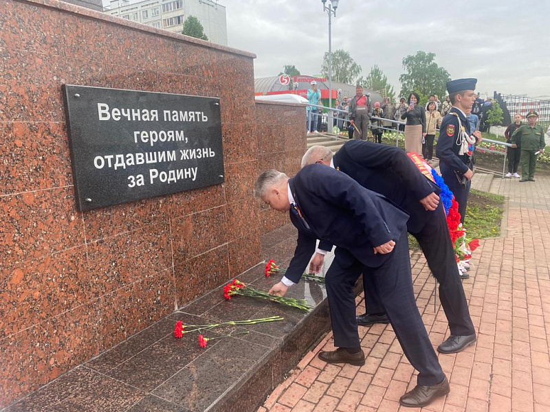 Жители Автозаводского района возложили цветы к Обелиску Славы