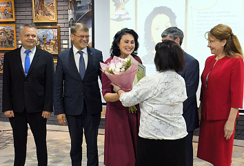 Фотографии лучших челнинских педагогов представлены общественности