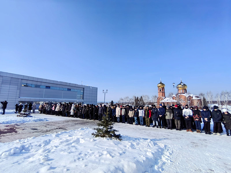 К обелиску павших воинов возложили цветы