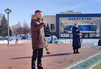 Челнинцы возложили цветы к памятнику легендарного строителя