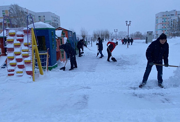 В Челнах продолжается борьба со снегом