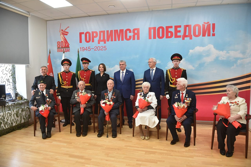 Рустам Минниханов вручил ветеранам юбилейные медали «80 лет победы в ВОВ»