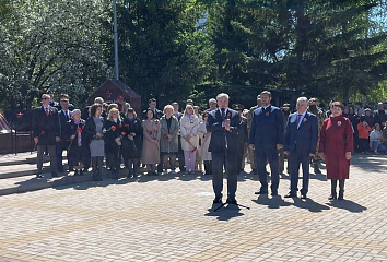 Наил Мәһдиев мәктәп турларында җиңүчеләрне бүләкләде