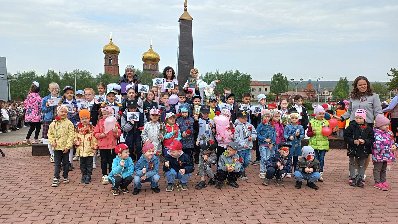 Жители Автозаводского района возложили цветы к Обелиску Славы