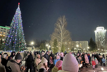 В Набережных Челнах открыли новогодние елки