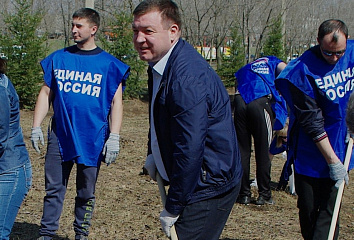 К субботнику присоединились городские предприятия