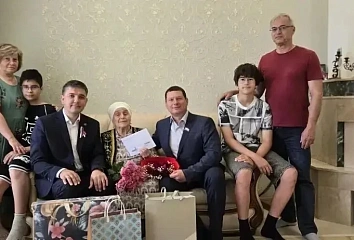 С 95-летним юбилеем поздравили ветерана Центрального района