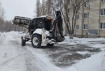 В Набережных Челнах продолжается работа по очистке дорог от снега