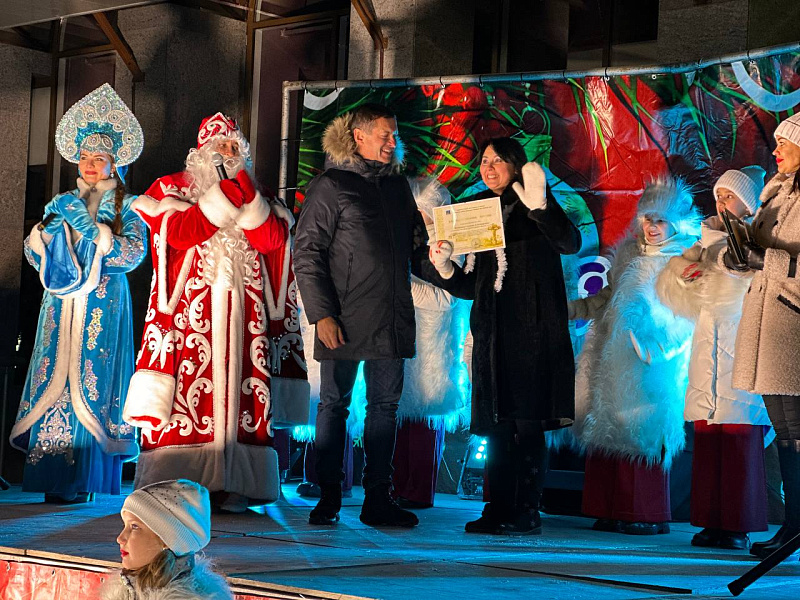 A New Year's tree was lit on Enthusiasts Boulevard