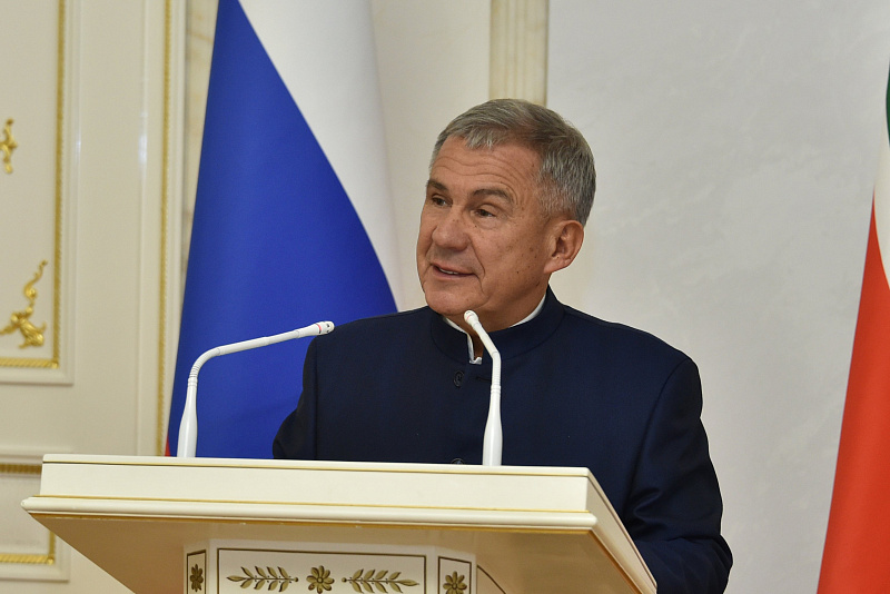 Рустам Минниханов вручил награду челнинской учительнице