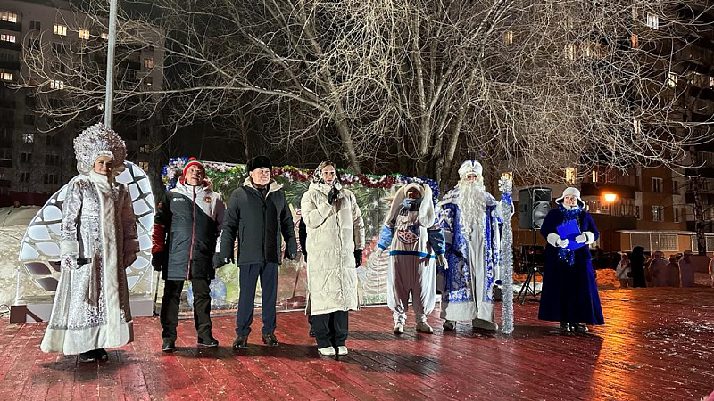 На Шишкинском бульваре открылась новогодняя елка и не одна