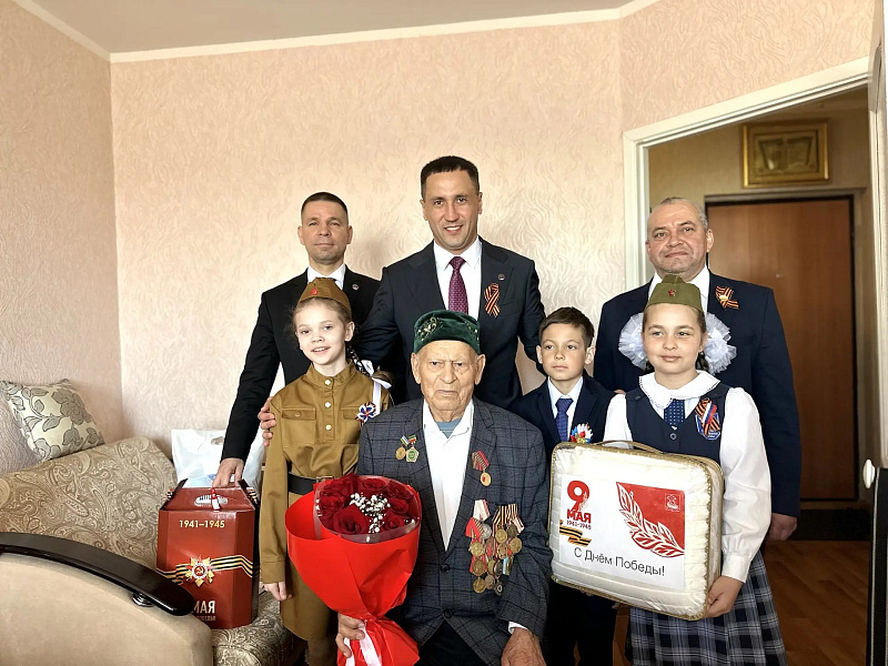 В Набережных Челнах поздравили 99-летнего ветерана с наступающим Днем Победы