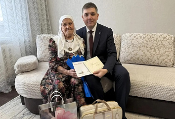 Үзәк районында ветеранны 100 яшьлек юбилее белән котладылар