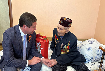 Ветеран принимает поздравления с Днем Победы