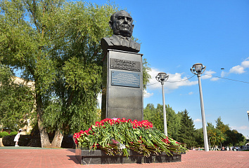 День строителя-2026 начинается с возложения цветов к памятнику Евгению Батенчуку