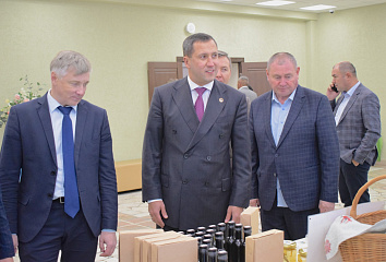 Фарид Салахов вручил награды в честь Дня работника сельского хозяйства