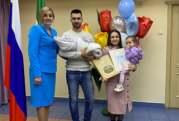 Яр Чаллыда быелның 5 000 нче булып туган сабыен тантаналы рәвештә теркәделәр