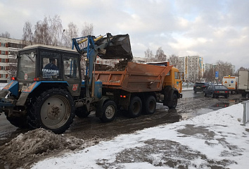 Ежедневно дороги Набережных Челнов обрабатываются противогололедной смесью